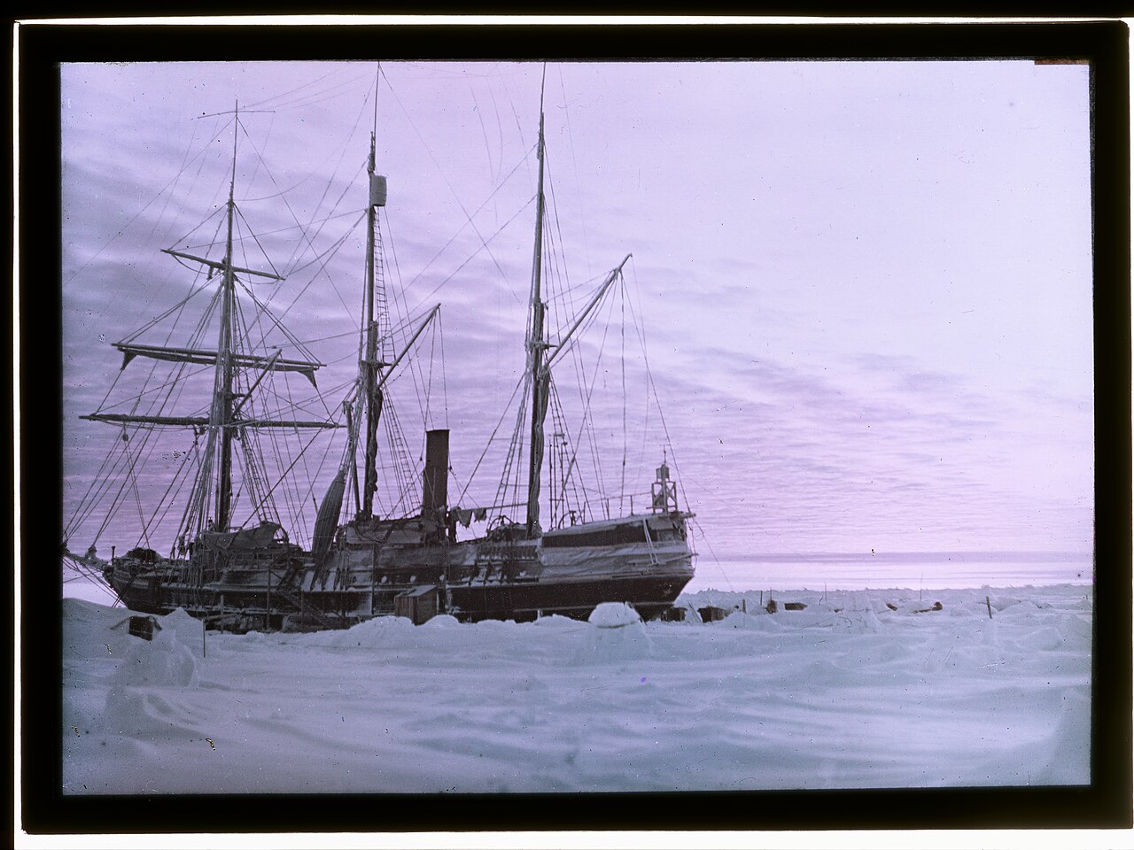 Endurance; 1915'te Antarktika buzlarına saplanıp batan ama mürettebatını kaybetmeyen gemi.