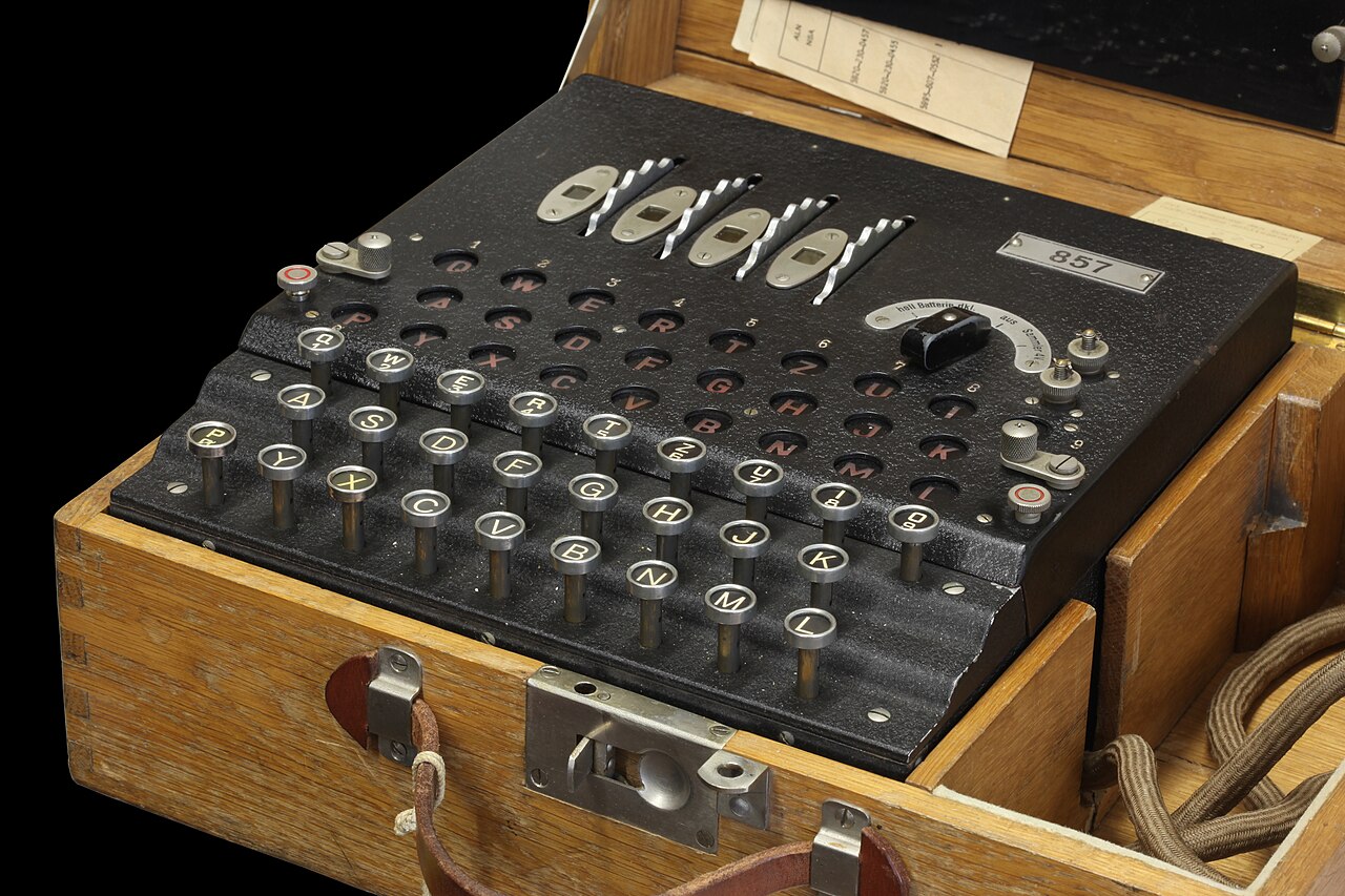 Enigma; her gün milyarlarca kombinasyon üreten, kırılamaz sanılan Alman şifre makinesi.