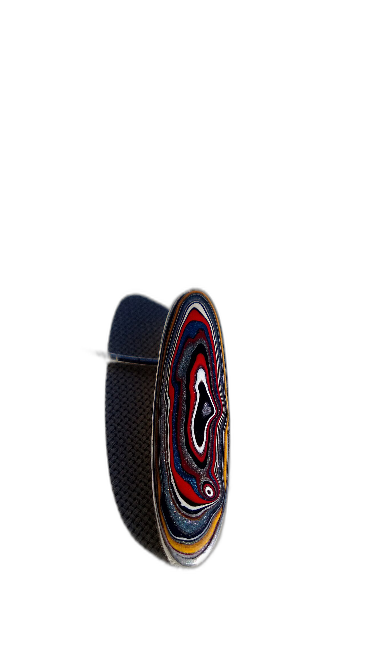 Fordite. Ford boyahanesinde yıllarca pişen boya katmanları; insan eliyle oluşan yeni bir “taş”.