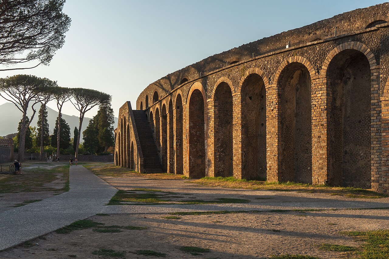 Pompeii amfitiyatrosu, MÖ 70. Ayakta kalan en eski taş arena; Vezüv'ün külleri onu neredeyse hasarsız sakladı.