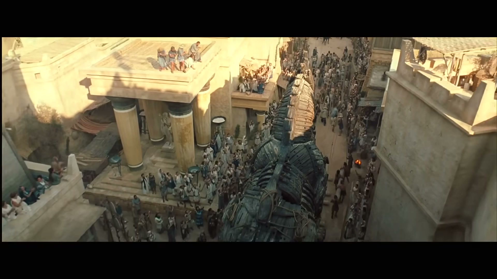 2004 yapımı Troy'daki at, bugün Çanakkale'de duruyor. Dört ayağı üzerinde, sakin.